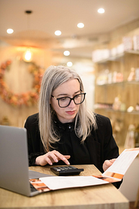 Gérante faisant ses comptes