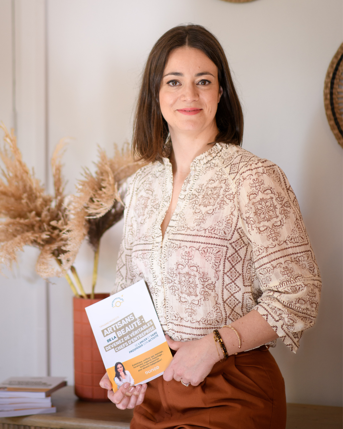 Tiphaine Modeste avec son livre Artisans de la Beauté
